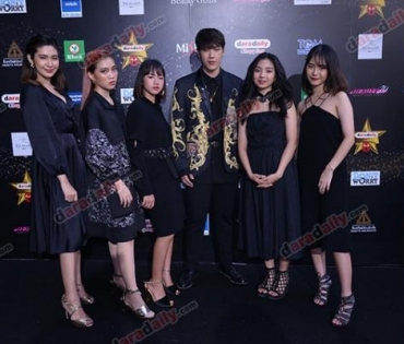 เหล่าดาราตบเท้าเดิน Black carpet งานประกาศรางวัล VibeWire Awards ครั้งที่ 8