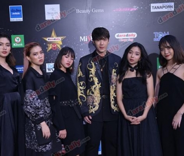 เหล่าดาราตบเท้าเดิน Black carpet งานประกาศรางวัล VibeWire Awards ครั้งที่ 8