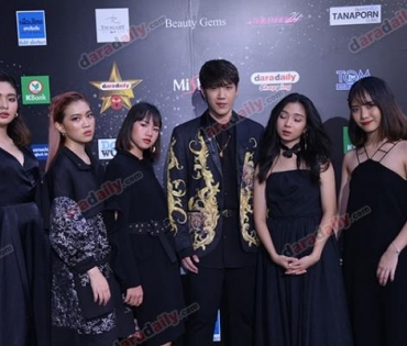 เหล่าดาราตบเท้าเดิน Black carpet งานประกาศรางวัล VibeWire Awards ครั้งที่ 8