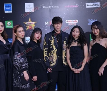 เหล่าดาราตบเท้าเดิน Black carpet งานประกาศรางวัล VibeWire Awards ครั้งที่ 8