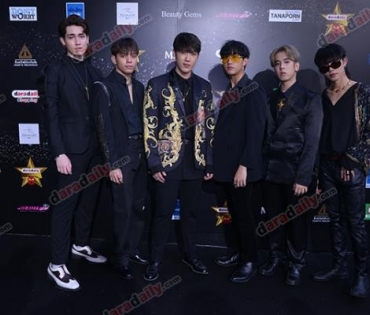 เหล่าดาราตบเท้าเดิน Black carpet งานประกาศรางวัล VibeWire Awards ครั้งที่ 8