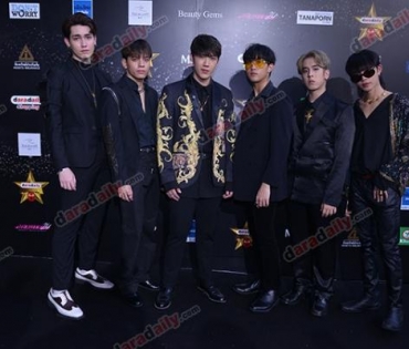 เหล่าดาราตบเท้าเดิน Black carpet งานประกาศรางวัล VibeWire Awards ครั้งที่ 8