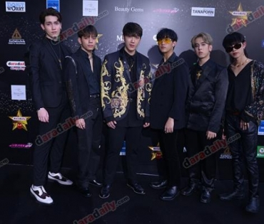 เหล่าดาราตบเท้าเดิน Black carpet งานประกาศรางวัล VibeWire Awards ครั้งที่ 8