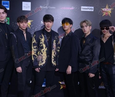 เหล่าดาราตบเท้าเดิน Black carpet งานประกาศรางวัล VibeWire Awards ครั้งที่ 8