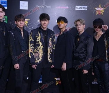 เหล่าดาราตบเท้าเดิน Black carpet งานประกาศรางวัล VibeWire Awards ครั้งที่ 8