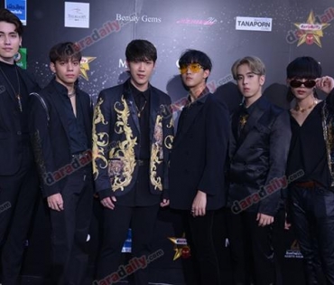 เหล่าดาราตบเท้าเดิน Black carpet งานประกาศรางวัล VibeWire Awards ครั้งที่ 8