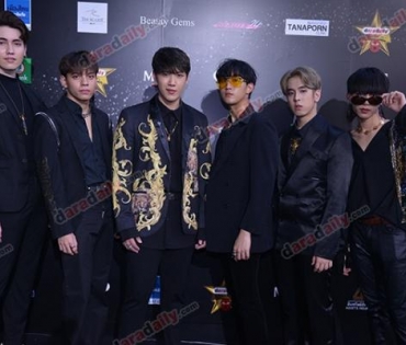 เหล่าดาราตบเท้าเดิน Black carpet งานประกาศรางวัล VibeWire Awards ครั้งที่ 8