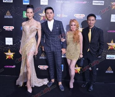 เหล่าดาราตบเท้าเดิน Black carpet งานประกาศรางวัล VibeWire Awards ครั้งที่ 8