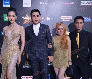 เหล่าดาราตบเท้าเดิน Black carpet งานประกาศรางวัล VibeWire Awards ครั้งที่ 8