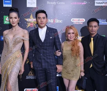 เหล่าดาราตบเท้าเดิน Black carpet งานประกาศรางวัล VibeWire Awards ครั้งที่ 8