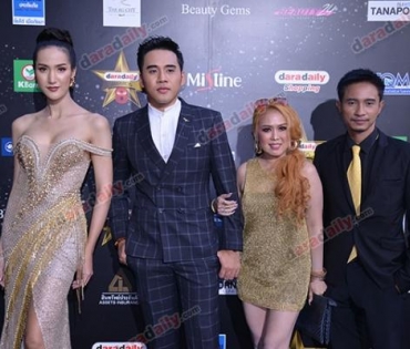 เหล่าดาราตบเท้าเดิน Black carpet งานประกาศรางวัล VibeWire Awards ครั้งที่ 8