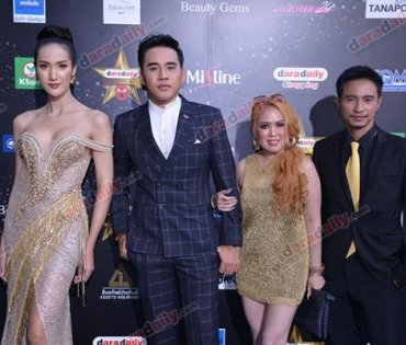 เหล่าดาราตบเท้าเดิน Black carpet งานประกาศรางวัล VibeWire Awards ครั้งที่ 8