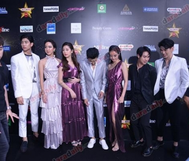 เหล่าดาราตบเท้าเดิน Black carpet งานประกาศรางวัล VibeWire Awards ครั้งที่ 8