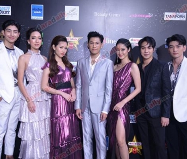 เหล่าดาราตบเท้าเดิน Black carpet งานประกาศรางวัล VibeWire Awards ครั้งที่ 8