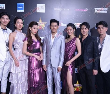 เหล่าดาราตบเท้าเดิน Black carpet งานประกาศรางวัล VibeWire Awards ครั้งที่ 8