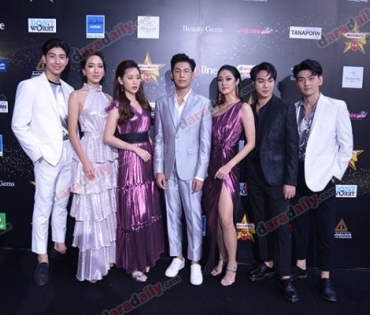 เหล่าดาราตบเท้าเดิน Black carpet งานประกาศรางวัล VibeWire Awards ครั้งที่ 8