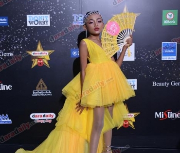 เหล่าดาราตบเท้าเดิน Black carpet งานประกาศรางวัล VibeWire Awards ครั้งที่ 8