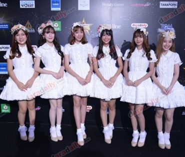เหล่าดาราตบเท้าเดิน Black carpet งานประกาศรางวัล VibeWire Awards ครั้งที่ 8