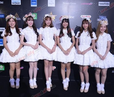 เหล่าดาราตบเท้าเดิน Black carpet งานประกาศรางวัล VibeWire Awards ครั้งที่ 8