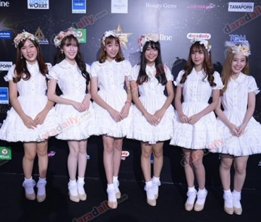เหล่าดาราตบเท้าเดิน Black carpet งานประกาศรางวัล VibeWire Awards ครั้งที่ 8