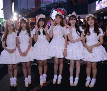 เหล่าดาราตบเท้าเดิน Black carpet งานประกาศรางวัล VibeWire Awards ครั้งที่ 8