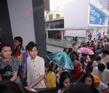 เหล่าดาราตบเท้าเดิน Black carpet งานประกาศรางวัล VibeWire Awards ครั้งที่ 8