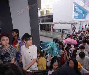 เหล่าดาราตบเท้าเดิน Black carpet งานประกาศรางวัล VibeWire Awards ครั้งที่ 8