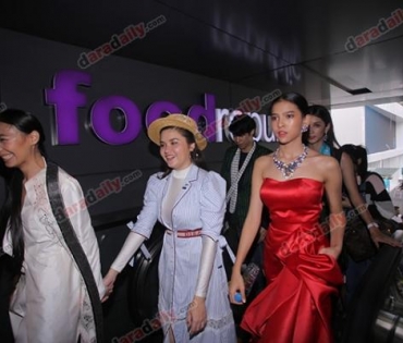 เหล่าดาราตบเท้าเดิน Black carpet งานประกาศรางวัล VibeWire Awards ครั้งที่ 8