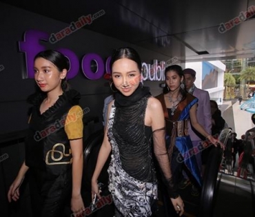 เหล่าดาราตบเท้าเดิน Black carpet งานประกาศรางวัล VibeWire Awards ครั้งที่ 8