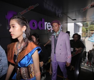 เหล่าดาราตบเท้าเดิน Black carpet งานประกาศรางวัล VibeWire Awards ครั้งที่ 8