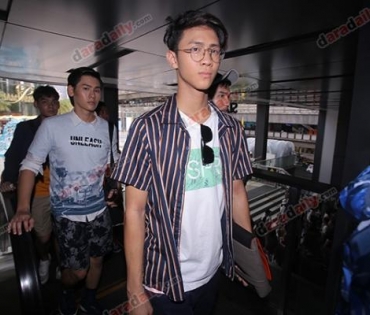 เหล่าดาราตบเท้าเดิน Black carpet งานประกาศรางวัล VibeWire Awards ครั้งที่ 8