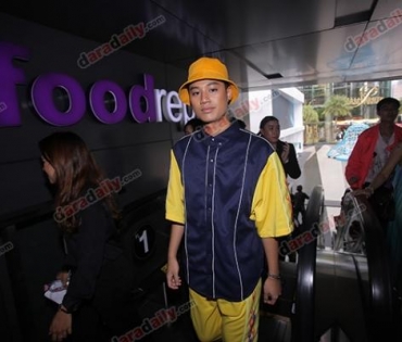 เหล่าดาราตบเท้าเดิน Black carpet งานประกาศรางวัล VibeWire Awards ครั้งที่ 8