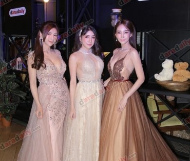 เหล่าดาราตบเท้าเดิน Black carpet งานประกาศรางวัล VibeWire Awards ครั้งที่ 8