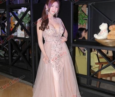 เหล่าดาราตบเท้าเดิน Black carpet งานประกาศรางวัล VibeWire Awards ครั้งที่ 8