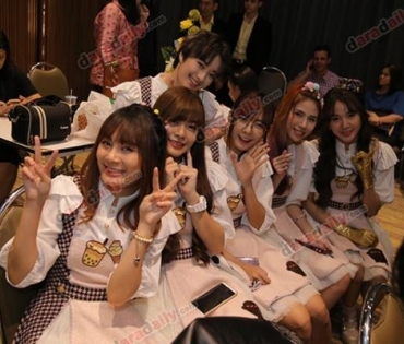 เหล่าดาราตบเท้าเดิน Black carpet งานประกาศรางวัล VibeWire Awards ครั้งที่ 8
