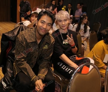 เหล่าดาราตบเท้าเดิน Black carpet งานประกาศรางวัล VibeWire Awards ครั้งที่ 8
