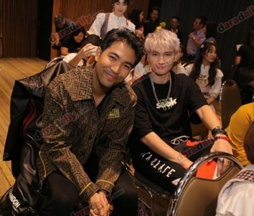 เหล่าดาราตบเท้าเดิน Black carpet งานประกาศรางวัล VibeWire Awards ครั้งที่ 8