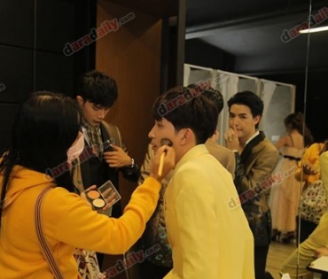 เหล่าดาราตบเท้าเดิน Black carpet งานประกาศรางวัล VibeWire Awards ครั้งที่ 8