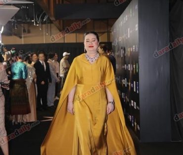 เหล่าดาราตบเท้าเดิน Black carpet งานประกาศรางวัล VibeWire Awards ครั้งที่ 8
