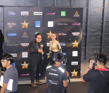 เหล่าดาราตบเท้าเดิน Black carpet งานประกาศรางวัล VibeWire Awards ครั้งที่ 8