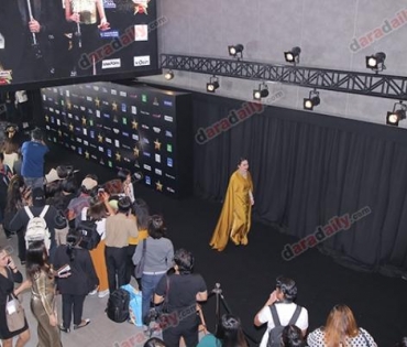 เหล่าดาราตบเท้าเดิน Black carpet งานประกาศรางวัล VibeWire Awards ครั้งที่ 8