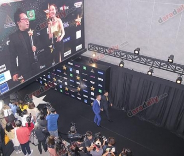 เหล่าดาราตบเท้าเดิน Black carpet งานประกาศรางวัล VibeWire Awards ครั้งที่ 8