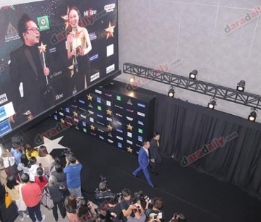 เหล่าดาราตบเท้าเดิน Black carpet งานประกาศรางวัล VibeWire Awards ครั้งที่ 8