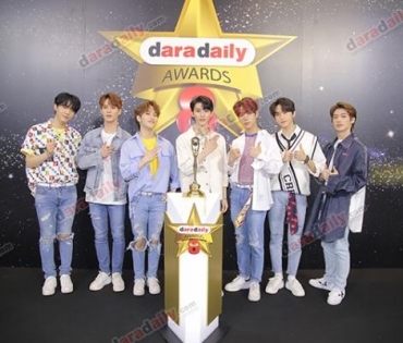 เหล่าดาราตบเท้าเดิน Black carpet งานประกาศรางวัล VibeWire Awards ครั้งที่ 8