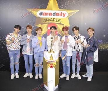 เหล่าดาราตบเท้าเดิน Black carpet งานประกาศรางวัล VibeWire Awards ครั้งที่ 8