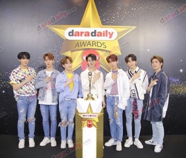 เหล่าดาราตบเท้าเดิน Black carpet งานประกาศรางวัล VibeWire Awards ครั้งที่ 8
