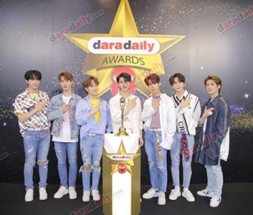 เหล่าดาราตบเท้าเดิน Black carpet งานประกาศรางวัล VibeWire Awards ครั้งที่ 8