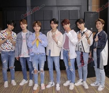 เหล่าดาราตบเท้าเดิน Black carpet งานประกาศรางวัล VibeWire Awards ครั้งที่ 8