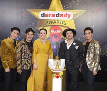 เหล่าดาราตบเท้าเดิน Black carpet งานประกาศรางวัล VibeWire Awards ครั้งที่ 8