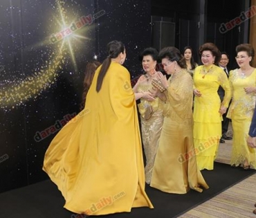 เหล่าดาราตบเท้าเดิน Black carpet งานประกาศรางวัล VibeWire Awards ครั้งที่ 8